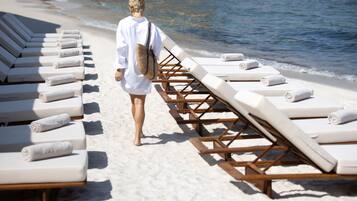 Playa privada, arena blanca, sillas reclinables de playa, sombrillas