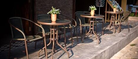 حيث تُقدم وجبات الإفطار، الغداء، العشاء، الأطباق التايلاندية