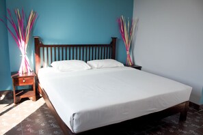 Deluxe Room | Desk, rollaway beds, free WiFi