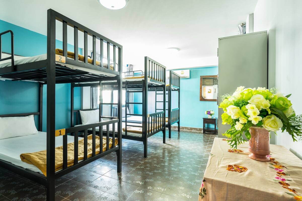 Bed in 6-bed Mixed Dormitory Room | Skrivebord, ekstrasenger (mot et tillegg) og wi-fi (inkludert)