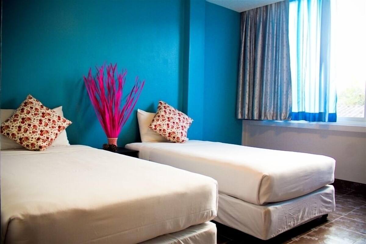 Desk, rollaway beds, free WiFi