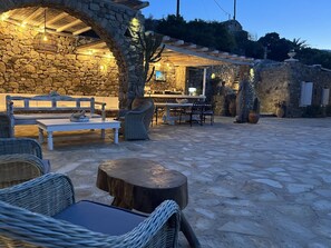 Poolside bar - Navy Blue Suites (Mykonos)