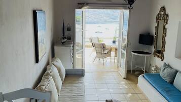 Family Apartment, Sea View | Living area | 24-inch LCD TV with satellite channels, TV, DVD player