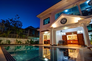 A two-story hotel with a swimming pool, a bar, and a restaurant. - Lovely Jubbly Villa - Hostel (Phnom Penh)
