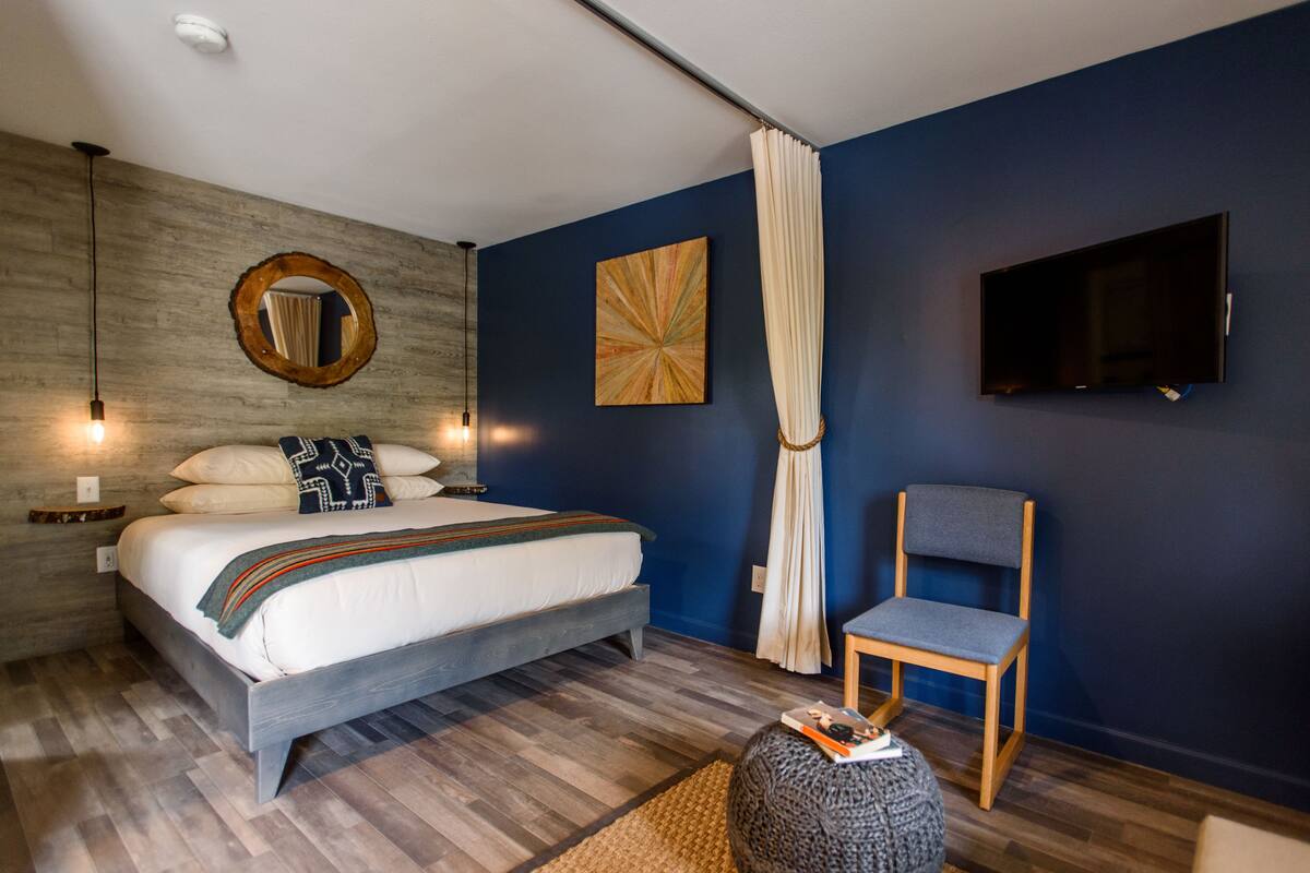Quarto luxo, 1 cama Queen | Roupas de cama antialérgicas, edredons de pluma