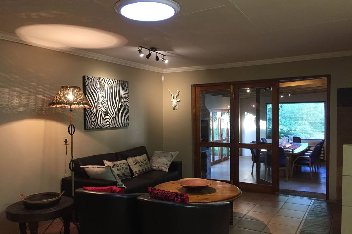 Apartamento, 3 habitaciones | Zona de estar | Televisión LED de 32 pulgadas con canales por satélite, una televisión