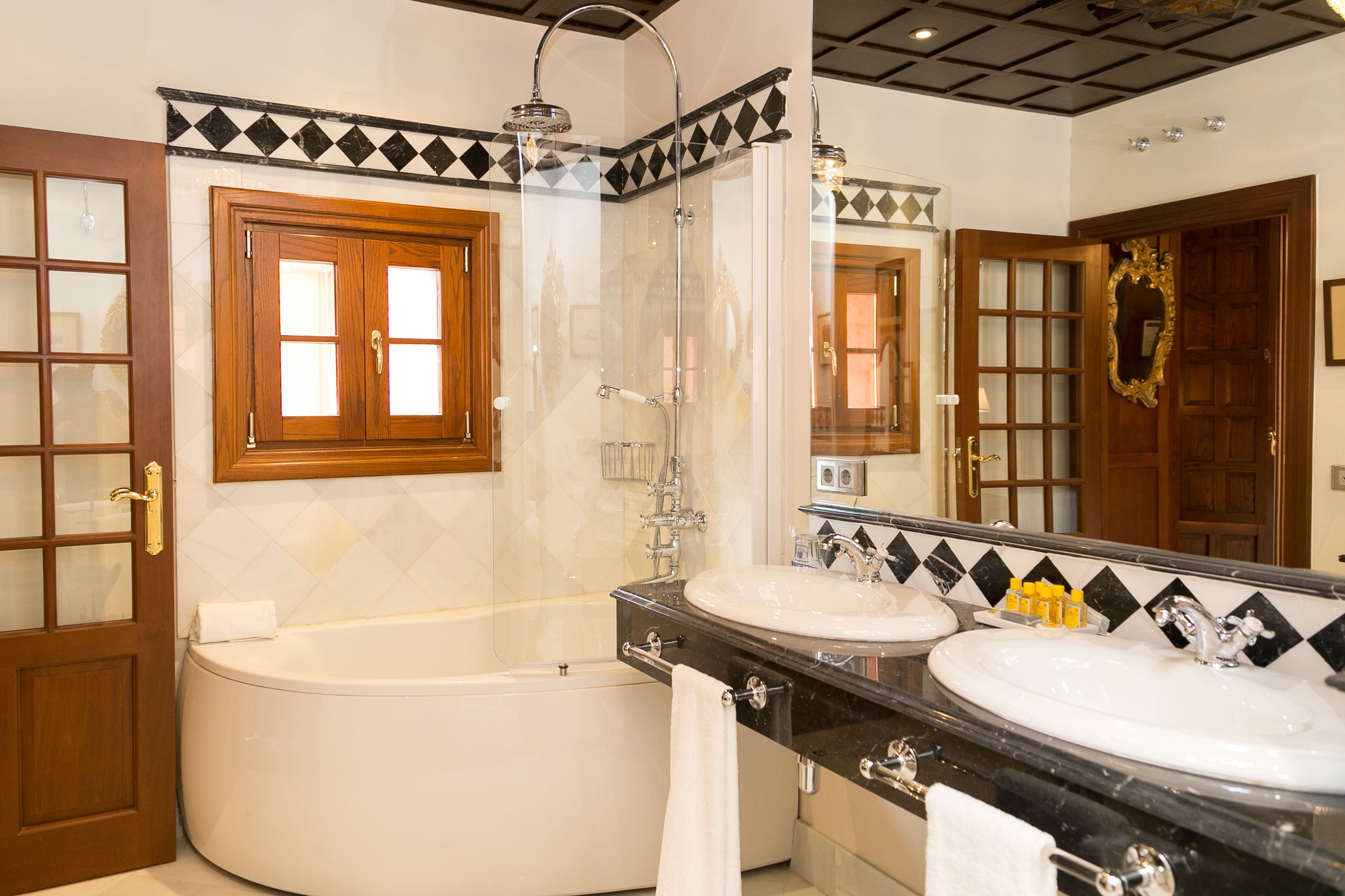 junior suite (deluxe) | bathroom sink