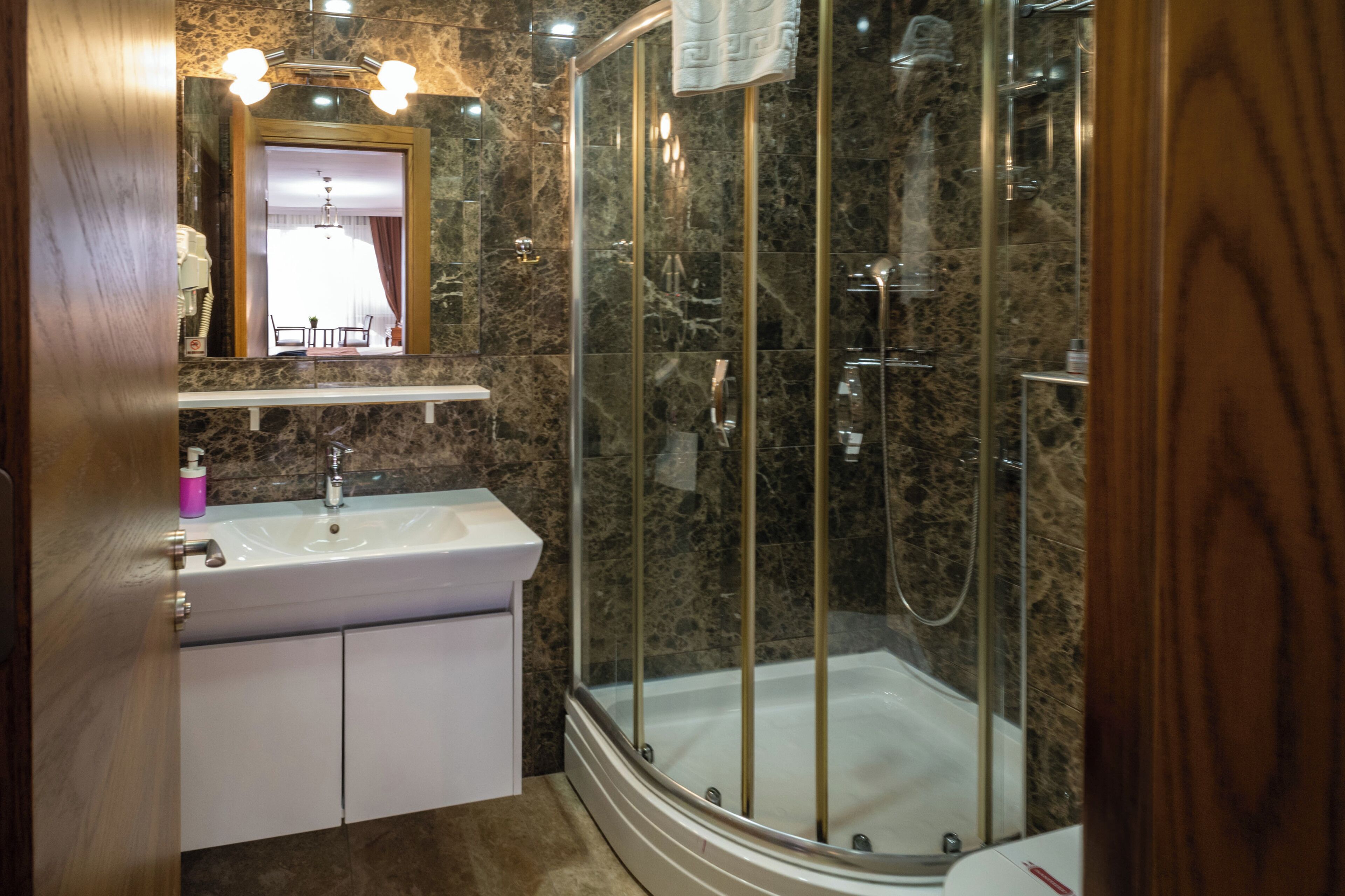 shower, rainfall showerhead, free toiletries, hair dryer