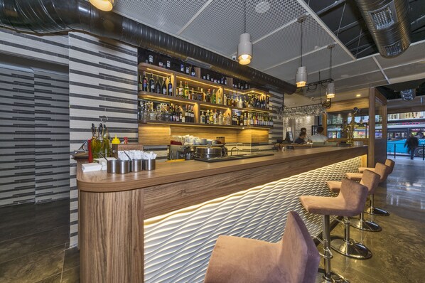 Bar (trong khuôn viên)