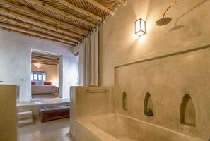 Superior suite, 1 slaapkamer | Badkamer | Een bad/douchecombinatie, designer toiletartikelen, een haardroger