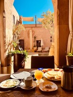 Se sirven desayunos, almuerzos y cenas; cocina local