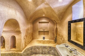 Dreibettzimmer | Badezimmer | Duschwanne, Designer-Toilettenartikel, Haartrockner, Bademäntel