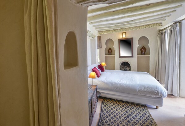 King Suite With Private Swimming Pool - Majorelle | خزنة داخل الغرفة وتجهيزات عازلة للصوت وواي فاي مجانًا