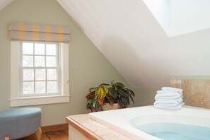Deluxe Room, 1 Queen Bed, Non Smoking, Pool View | Jetted bathtub