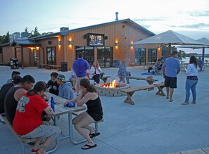 BBQ/picnic area - Acorns Resort (Milford)