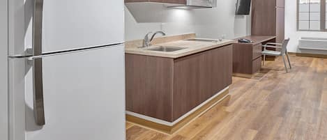 Suite, 1 queensize bed (Sencilla) | Een bureau, verduisterende gordijnen, beddengoed