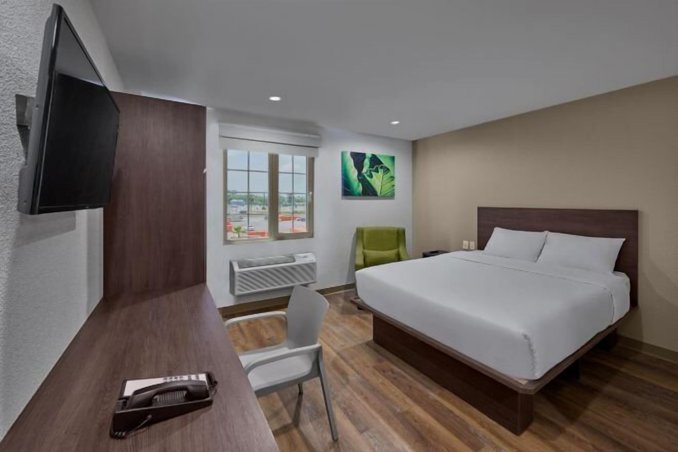 Escrivaninha, cortinas blackout, roupa de cama