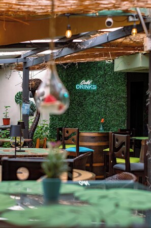 供应早餐、午餐和晚餐，披萨饼