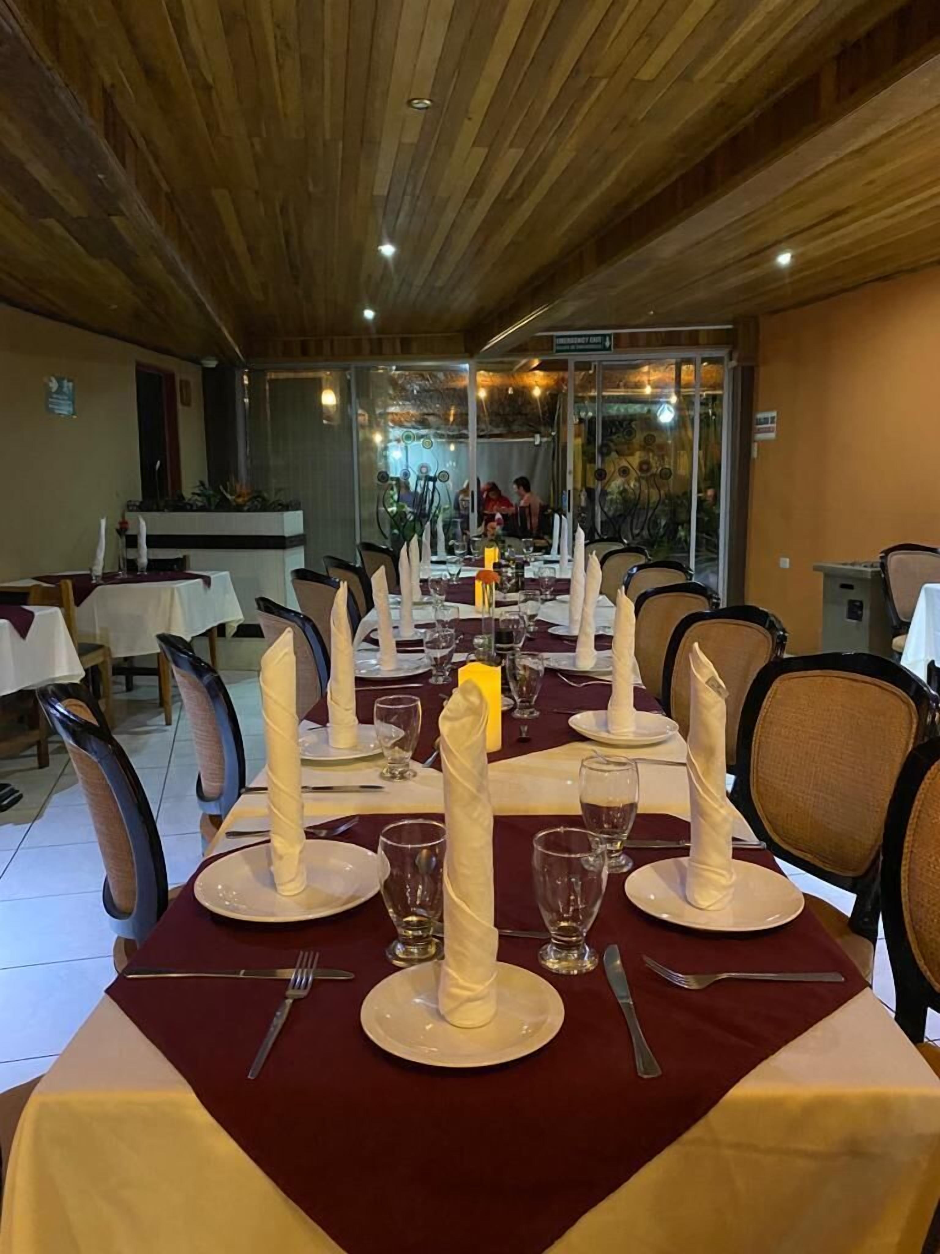 Breakfast, lunch, dinner served; pizza 