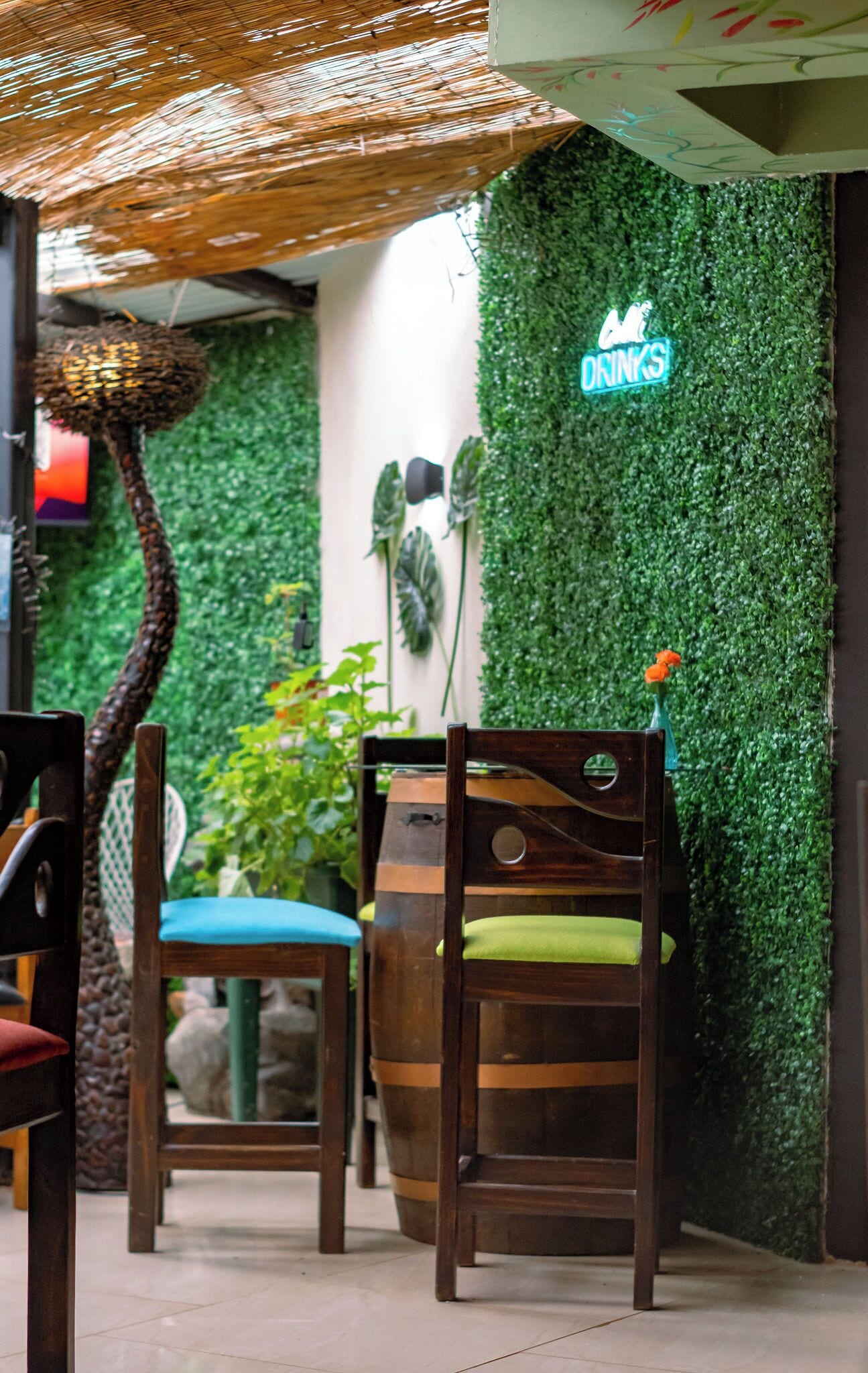 Breakfast, lunch, dinner served; pizza 