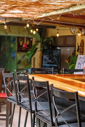 供应早餐、午餐和晚餐，披萨饼