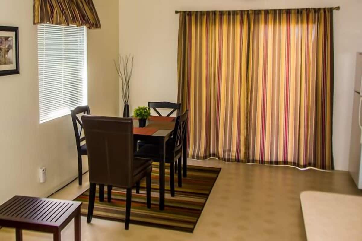 Deluxe Cottage, 1 Bedroom, Kitchen | In-room dining