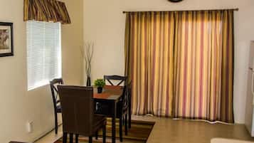 Cottage Deluxe, 1 chambre, cuisine | Restauration dans la chambre