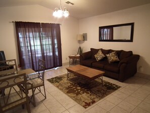 豪華平房, 1 張特大雙人床, 廚房 | 客廳 | 平面電視、DVD 播放機