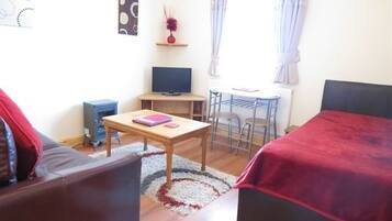 Standard Apartment, Ensuite (Ground Floor) | Living area