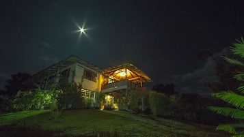 Konaklama yerinin ön cephesi - akşam/gece