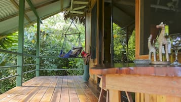 Bangalô luxo, no jardim | Terraço/pátio
