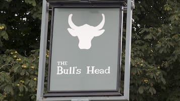 Et skilt med et oksehoved og teksten 'The Bull's Head'.