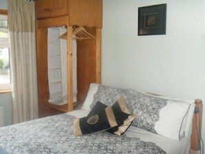 Cribs/infant beds, free WiFi