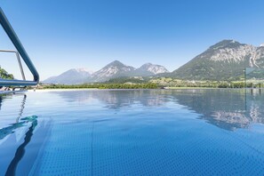 Piscine extérieure, chaises longues