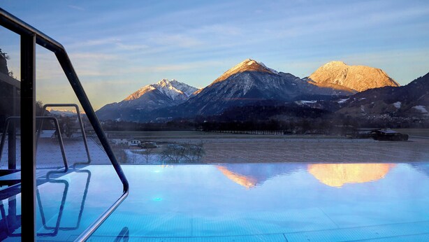 A view from a poolside area with mountains in the background. - Gasthof Hotel Post (Strass im Zillertal)