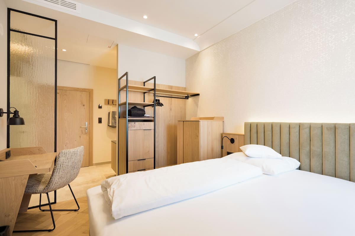 Traditional-Doppelzimmer zur Einzelnutzung, 1 King-Bett | Zimmersafe, kostenloses WLAN, Bettwäsche