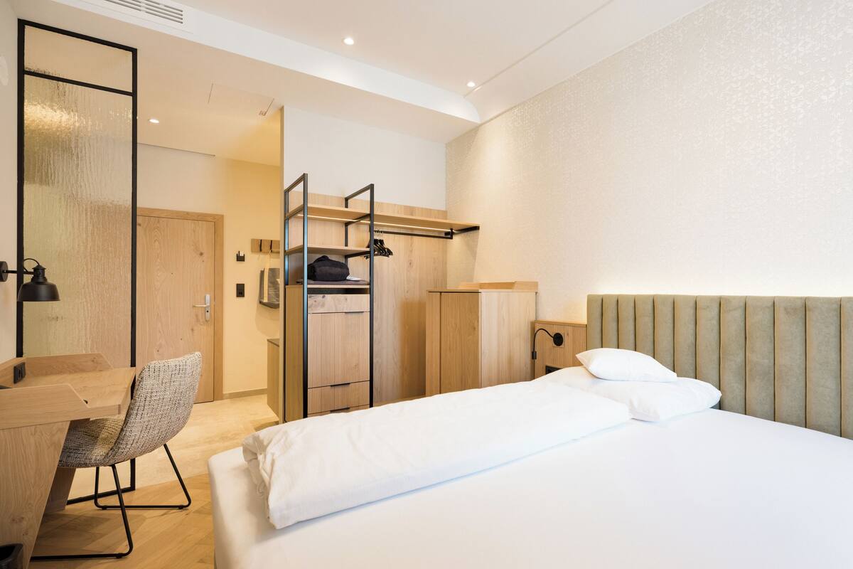 Traditional Double Room Single Use, 1 King Bed | 1 bedroom, in-room safe, free WiFi, bed sheets
