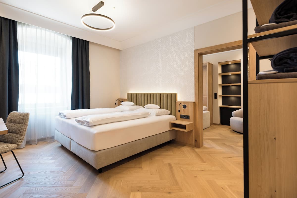 Traditional-Suite, 2 Schlafzimmer | Zimmersafe, kostenloses WLAN, Bettwäsche