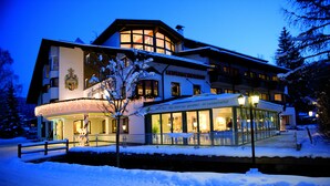 A hotel with a snow-covered exterior, large windows, and a sign indicating it is a LEUTASCHERIFHOF. - Biohotel Leutascherhof (Leutasch)