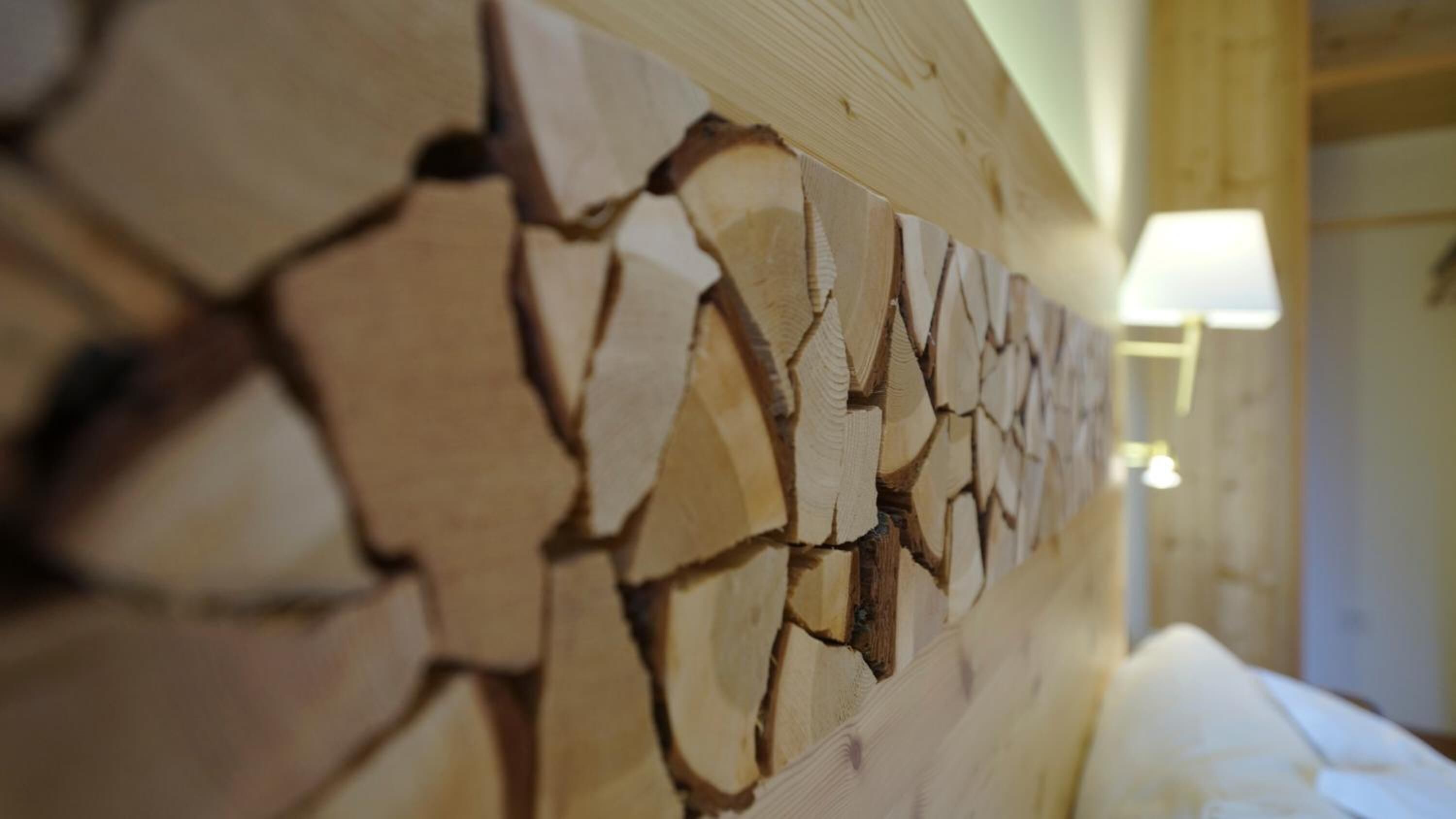 Eine Wand mit einem einzigartigen Steinmuster.