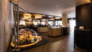 Breakfast, lunch, dinner served; Regional cuisine