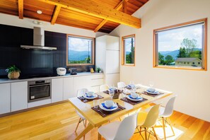 Refrigerador con freezer, microondas, horno, placa de cocina