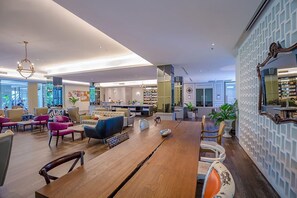 Lounge - Balcony Courtyard Sriracha Hotel Serviced Apartmen (Si Racha)