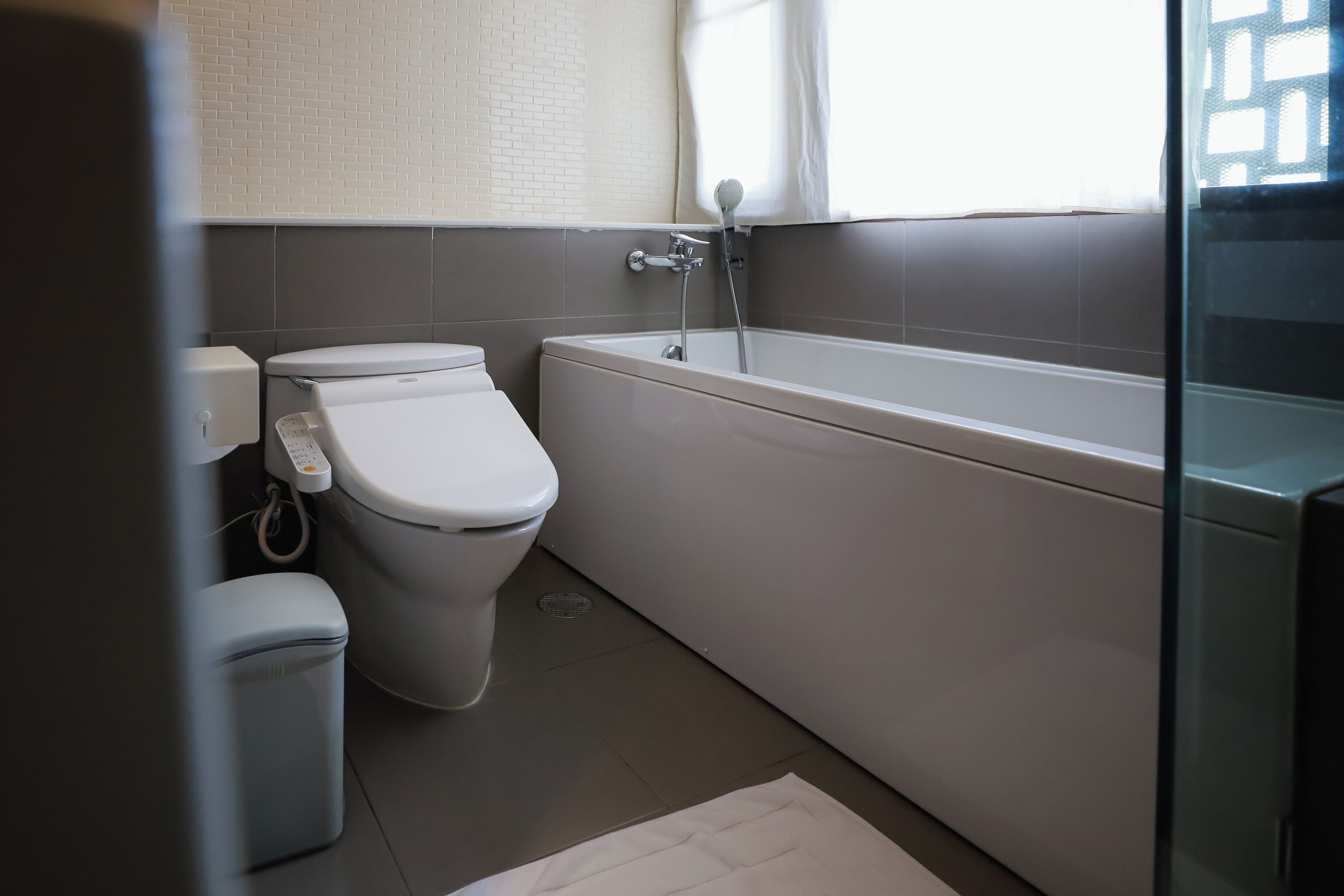 Un baño moderno con inodoro, bidé y bañera.