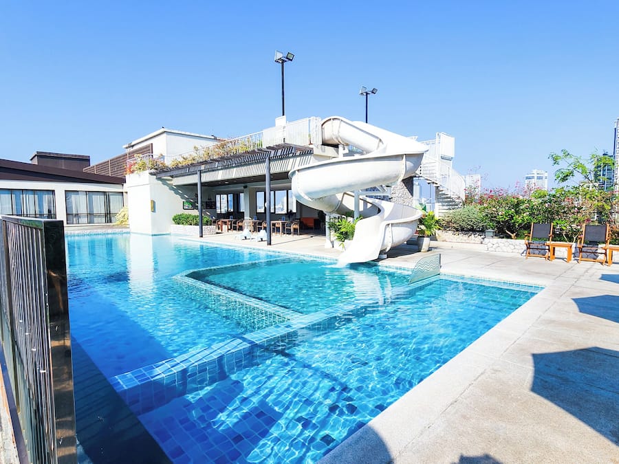 Alberca al aire libre, acceso de 08:00 a 20:00, y camastros