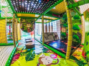 Zona de juegos infantil cubierta