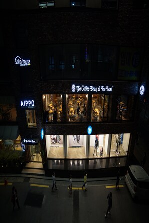 Front of property – evening/night - Cozybox Guesthouse (Seoul)