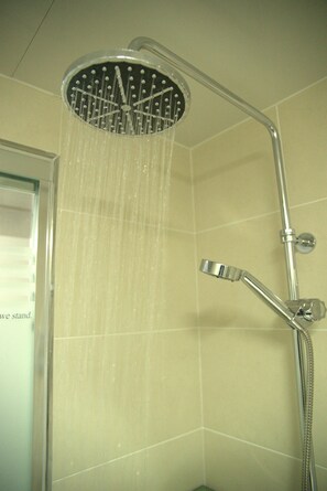 Dusche im Bad