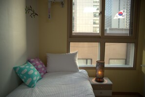 Escritorio, cortinas blackout y camas plegables/adicionales 