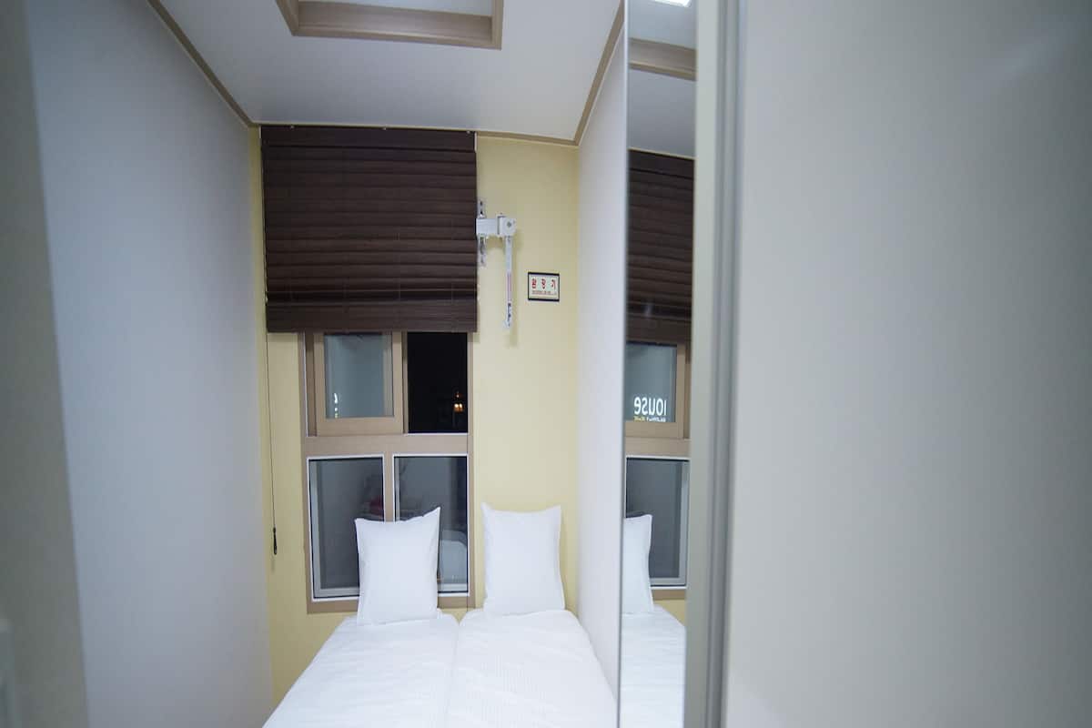Double Room (Hollywood) | Desk, blackout drapes, rollaway beds (surcharge), WiFi (free)
